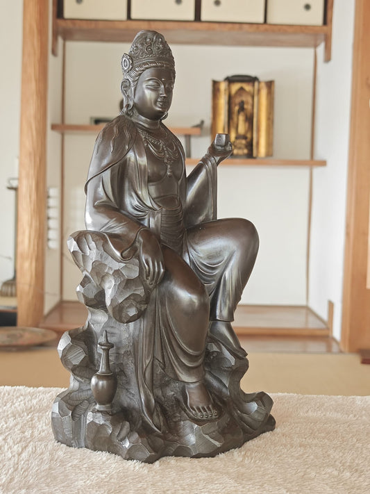 Bronze Seated Guan Yin by Sakizaki Eishin