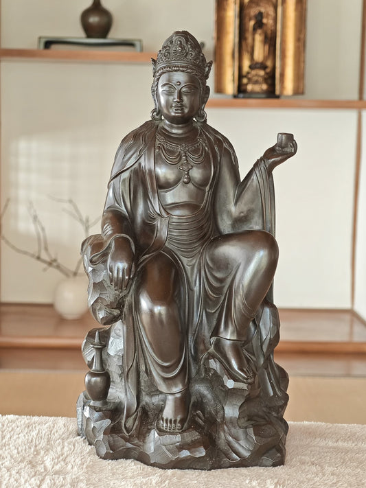 Bronze Seated Guan Yin by Sakizaki Eishin